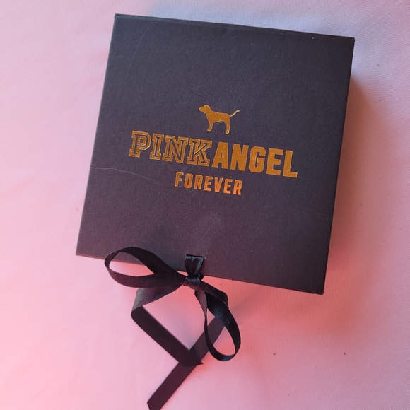 PINK VS Charger - Picture 3 of 14